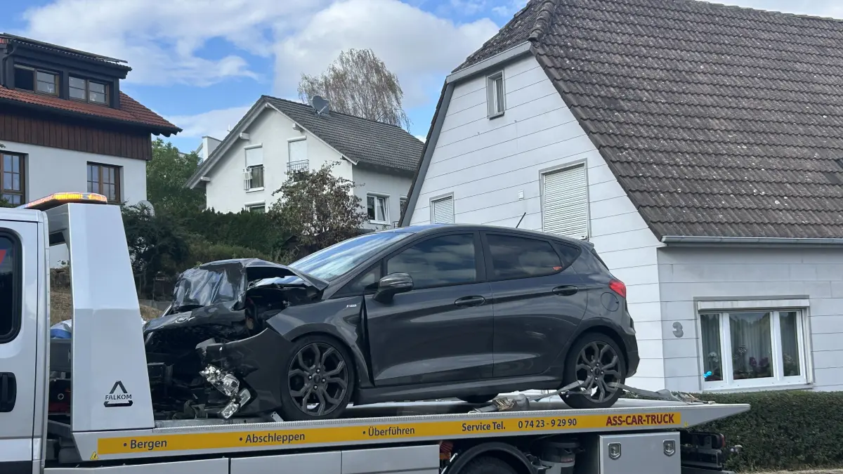 Beide Fahrzeuge mussten nach dem Unfall abgeschleppt werden.