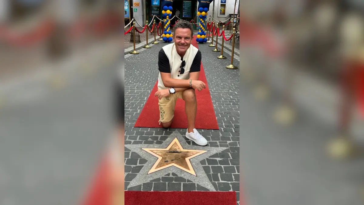 Entertainer Stefan Mross freut sich über seinen Stern auf dem „Walk of Fame“ im Europa-Park.