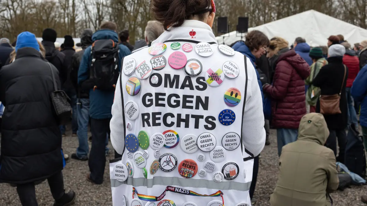 "Omas gegen Rechts" demonstrieren am 12. April in Weimar.