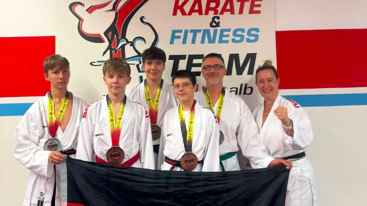 Stolz präsentiert das Karate Team Zollernalb seine WM-Medaillen aus Berlin.