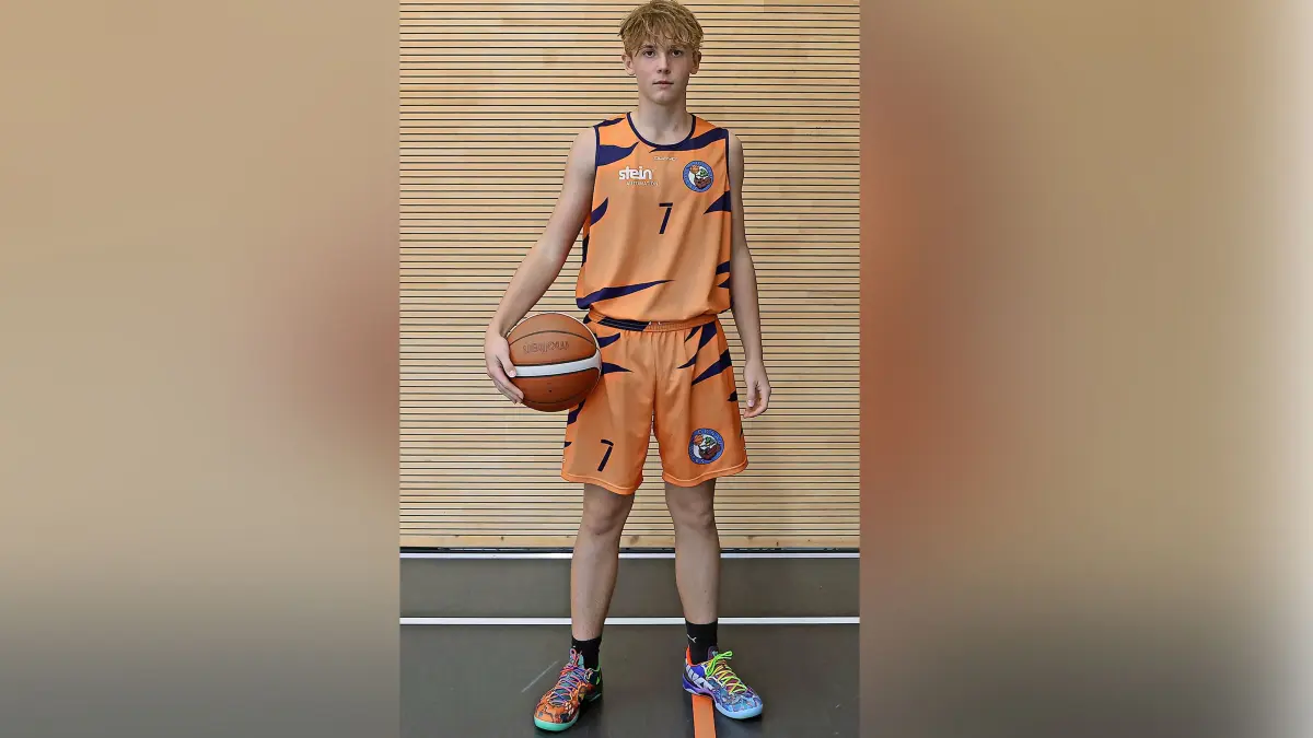 Emil Ackermann lernte das Basketballspielen bei den Donau Ducks, hier ein Foto vom Media Day im November 2025.