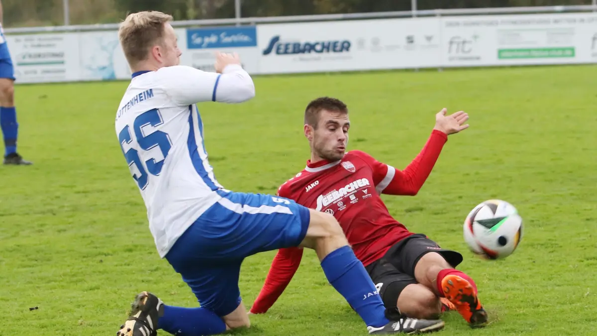 Der FC Ottenheim (in Weiß) und der FC Neuried (hier ein Foto aus der Saison 2024/25) werden sich auch am Sonntag in den Zweikämpfen nichts schenken.