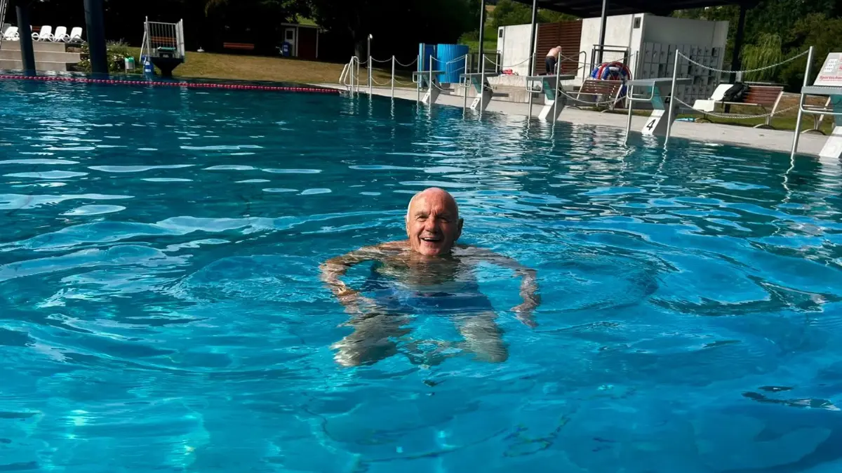 Jürgen Heinze geht jeden Morgen ins Stammheimer Freibad schwimmen. Seine Lieblingswassertemperatur: 23 Grad Celsius.