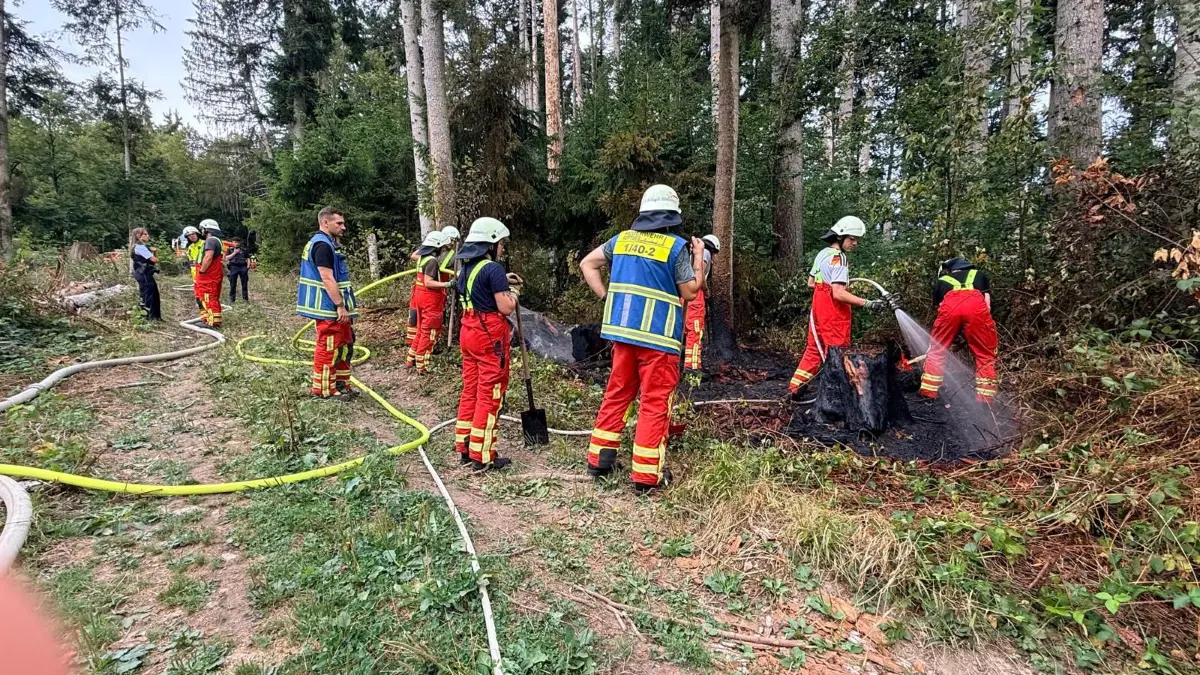 Die Feuerwehr Rottweil rückt am Donnerstagmorgen zu einem Brand an einem Parkplatz aus.