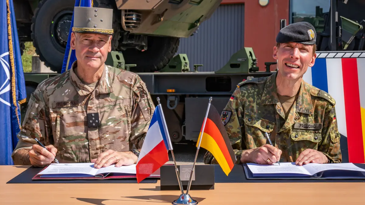Die Inspekteure des deutschen und des französischen Heeres bestätigen mit Ihrer Unterschrift die Anfangsbefähigung der Deutsch-Französischen Brigade für ihren Auftrag an der NATO-Ostflanke.