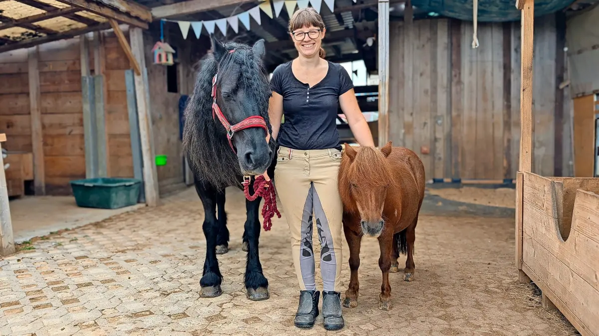 Tina Grabs aus Blumberg mit ihren beiden Ponys Ronja (links) und Sunny (rechts).