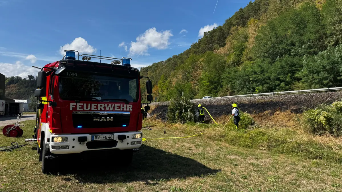 Schon wieder musste die Sulzer Feuerwehr zu einem Vegetationsbrand ausrücken.
