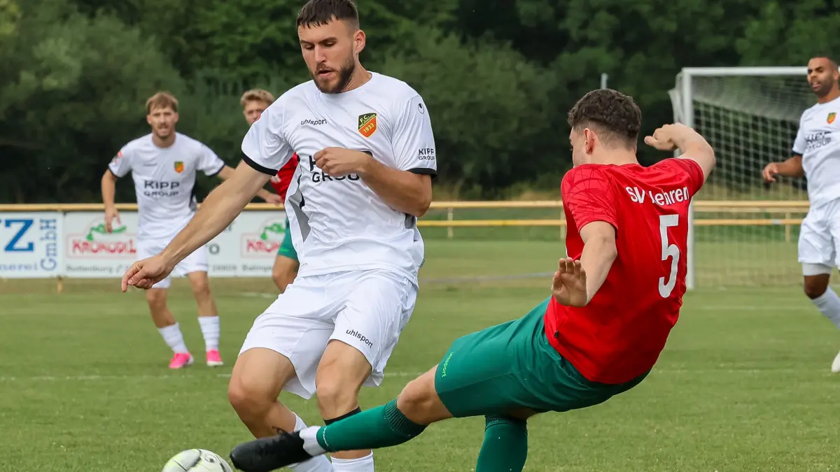 Zugang Walter Vegelin (links) – hier im Spiel gegen Nehren – wird dem FC Holzhausen lange fehlen. Der Stürmer hat sich einen Kreuzbandriss zugezogen.