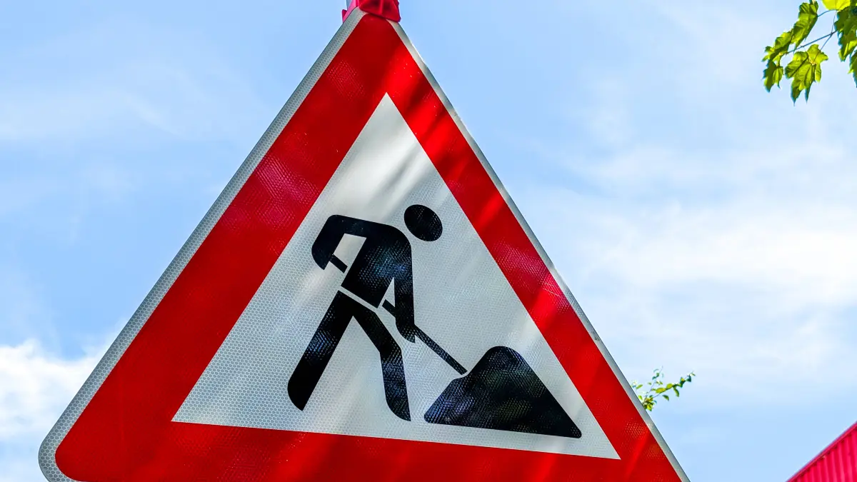 Bavaria, Germany - July 14, 2026: A warning sign indicates road construction. The image represents road construction sites, traffic management, detours, infrastructure projects, as well as restrictions and safety measures during construction work. *** Ein Warnschild weist auf Straßenbauarbeiten hin. Das Bild steht für Baustellen im Straßenverkehr, Verkehrsführung, Umleitungen, Infrastrukturprojekte sowie Einschränkungen und Sicherheitsmaßnahmen während Bauarbeiten.