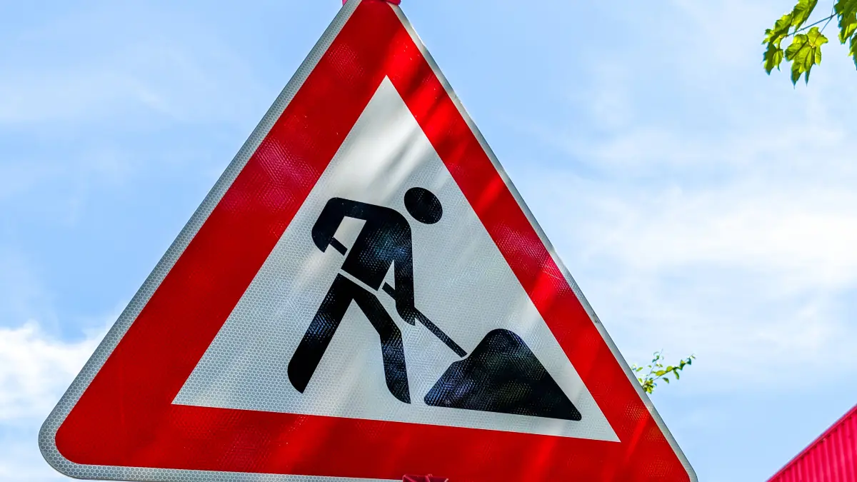 Bavaria, Germany - July 14, 2026: A warning sign indicates road construction. The image represents road construction sites, traffic management, detours, infrastructure projects, as well as restrictions and safety measures during construction work. *** Ein Warnschild weist auf Straßenbauarbeiten hin. Das Bild steht für Baustellen im Straßenverkehr, Verkehrsführung, Umleitungen, Infrastrukturprojekte sowie Einschränkungen und Sicherheitsmaßnahmen während Bauarbeiten.