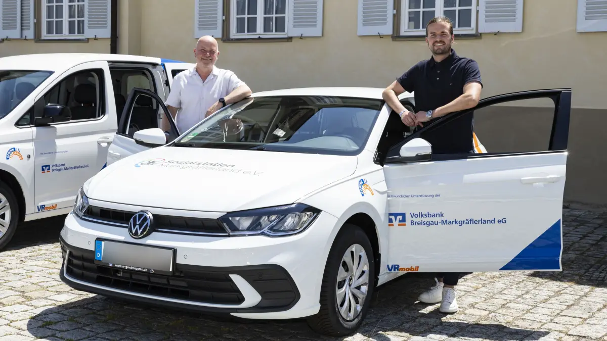 Bei der Fahrzeugübergabe (von links): Armin Konstanzer, Volksbank Breisgau-Markgräflerland, und Yannik Armbruster, Sozialstation Markgräflerland