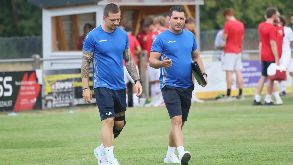 Finden Co-Trainer Fabio Pfeifhofer (links) und Seddorfs Cheftrainer Emanuele Ingrao die richtige Mischung für das Auswärtsspiel bei Croatia Reutlingen? Alternativen gibt es im Kader genug.