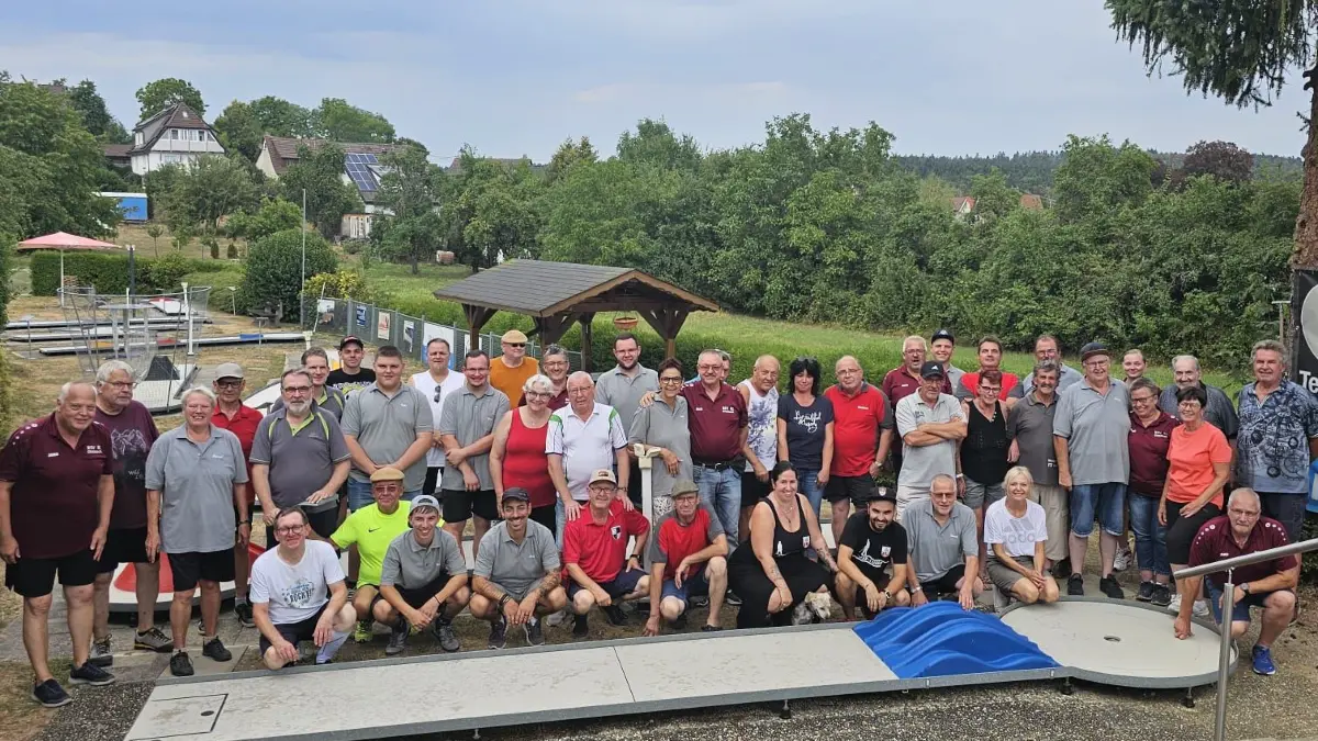 45 Miniaturgolfspieler aus Baden-Württemberg trafen sich zum sportlichen Kräftemessen und kameradschaftlichen Miteinander auf der schön gelegenen Minigolf-Anlage in Salzstetten.