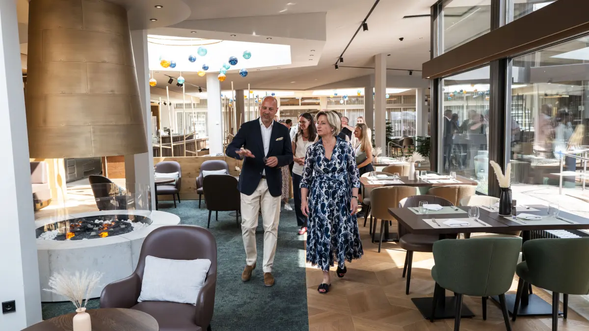 Wirtschaftsministerin Nicole Hoffmeister-Kraut mit dem Geschäftsführer der Freizeit und Tourismus Bad Liebenzell GmbH, Johannes Schweizer, beim Gang durch das Restaurant.