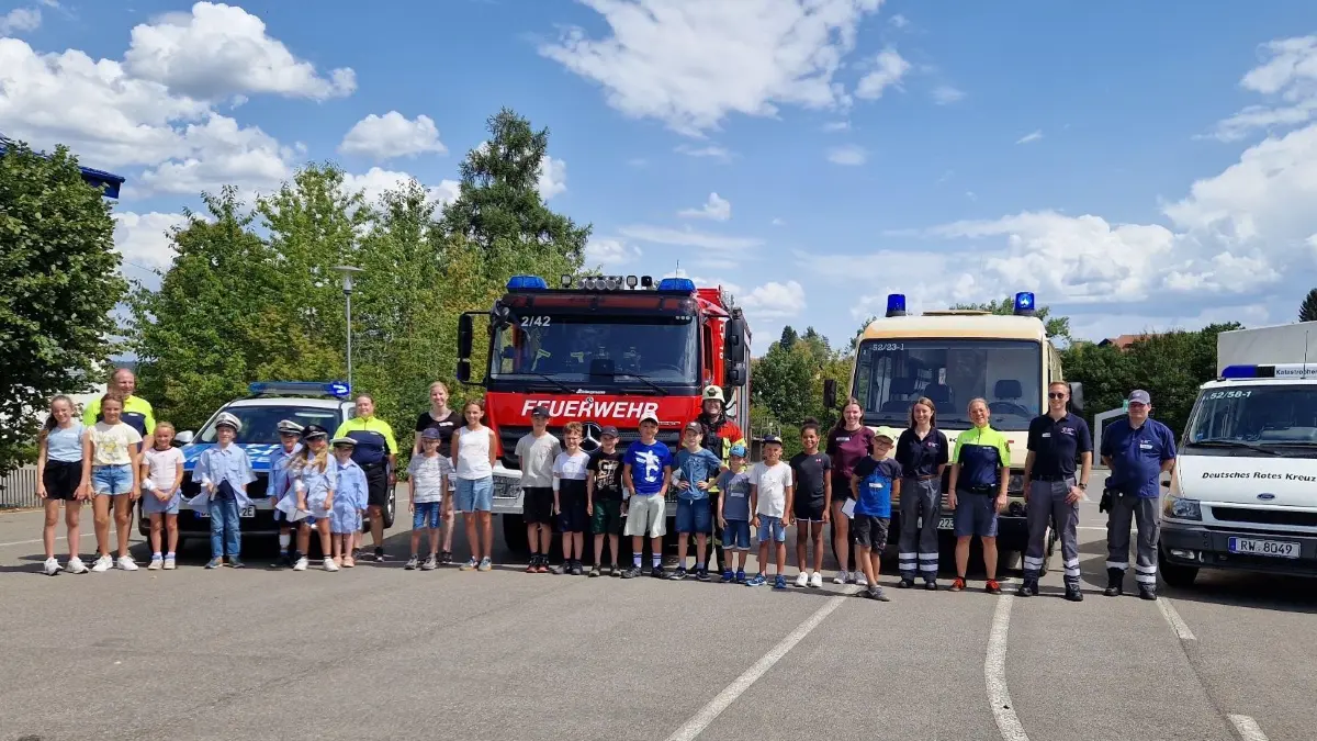 Auf dem Rötenberger Verkehrsübungsplatz lernten die Teilnehmer des Ferienprogramms Polizei, DRK und Feuerwehr kennen und durften bei zahlreichen Aktionen selbst Hand anlegen.