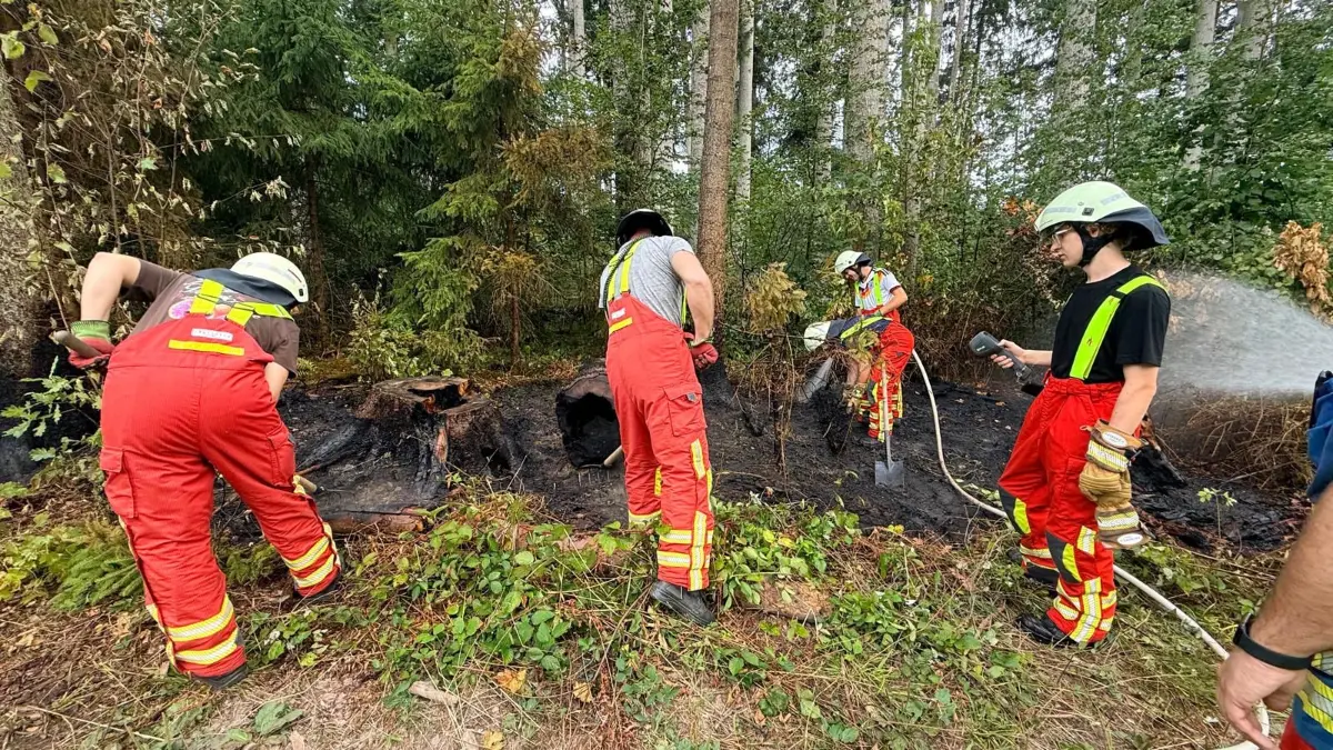 Die Feuerwehr Rottweil rückt am Donnerstagmorgen zu einem Brand an einem Parkplatz aus.