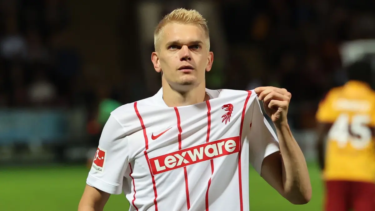 FC Motherwell - SC Freiburg: 20.08.2026, Großbritannien, Motherwell: Fußball, Männer: UEFA Europa Conference League-Qualifikation, FC Motherwell - SC Freiburg, Fir Park. Matthias Ginter feieert seinen Treffer zum 1:2. Foto: Robert Perry/PA Wire/dpa +++ dpa-Bildfunk +++