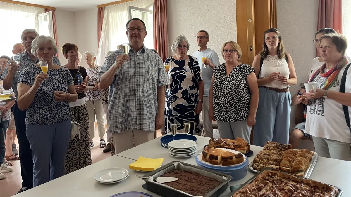 Pfarrer Marcus Maria Gut lud anlässlich seines 60. Geburtstag zu einem Sektempfang nach dem Sonntagsgottesdienst in den Weilersbacher Pfarrsaal ein