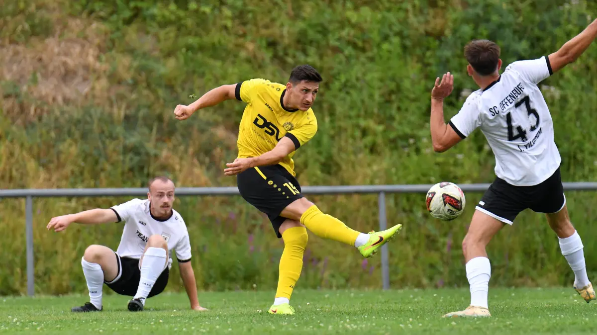 Der Sulzer Spielertrainer Ümit Sen (gelbes Trikot) und sein Team wollen beim FV Rammersweier dreifach punkten.