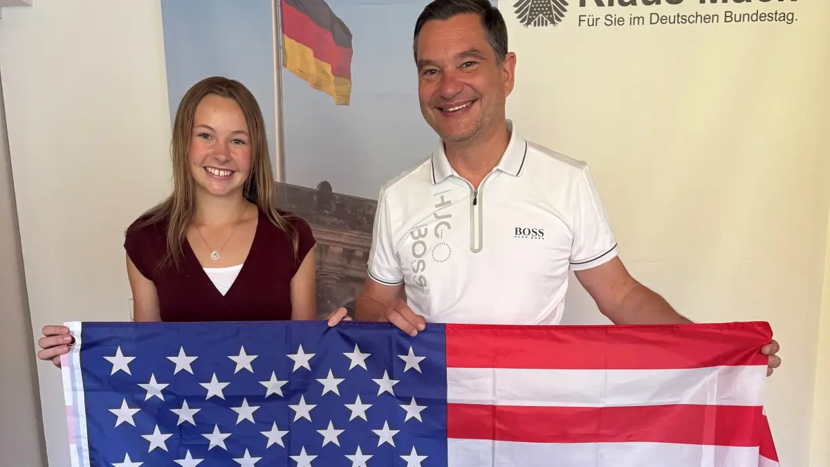 Startklar: Klaus Mack (rechts) bleibt mit Maya Hulko während ihres Austauschjahrs eng in Kontakt.