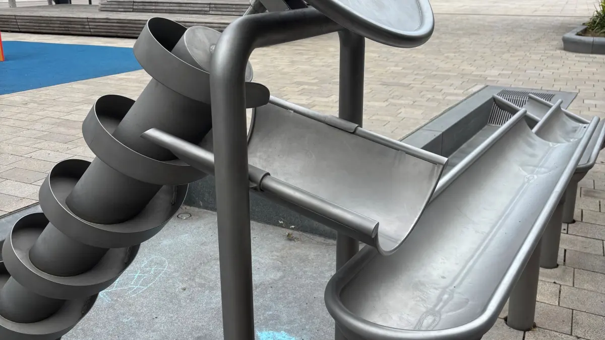 Beliebt nicht nur bei den ganz Jungen: die Wasserspiele auf dem Hechinger Obertorplatz. Seit Mittwoch sind sie leider trockengelegt. Erst Mitte kommender Woche könnte es wieder plätschern.