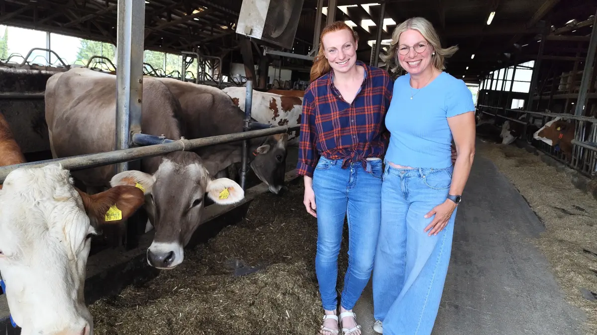 Am 1. Juli hat Friederike Messner (links) den Hirschweidenhof übernommen. Sie ist Landwirtin aus Überzeugung. Ihre Mutter Esther Messner (rechts) freut sich, dass die große Verantwortung für den Betrieb nicht mehr auf ihr lastet und unterstützt ihre Tochter weiterhin, vor allem beim Projekt „Lernort Bauernhof“, das in ihren Händen liegt.