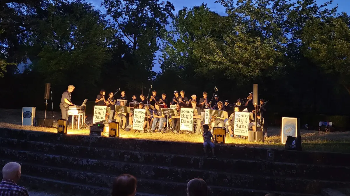 Die Weiler Bonds Big Band spielte gute zwei Stunden im Basler Kannenfeldpark.