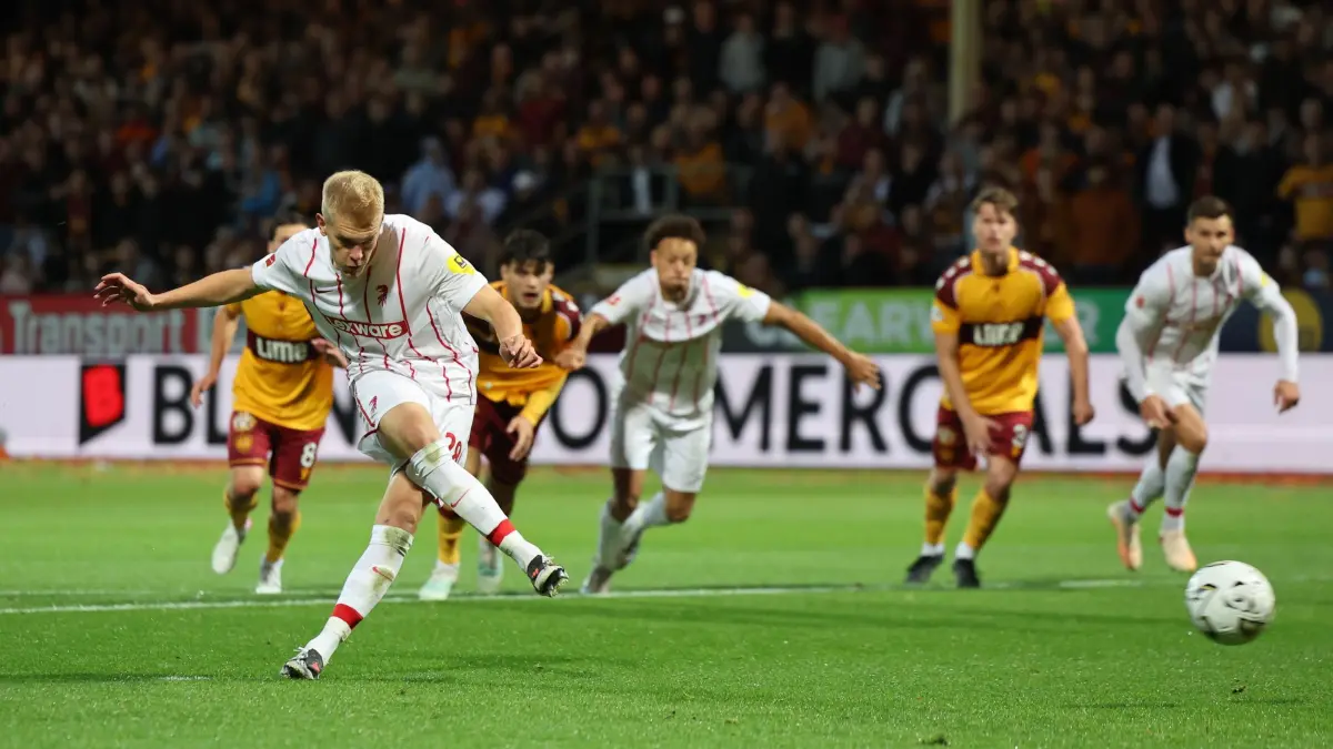 FC Motherwell - SC Freiburg: 20.08.2026, Großbritannien, Motherwell: Fußball, Männer: UEFA Europa Conference League-Qualifikation, FC Motherwell - SC Freiburg, Fir Park. Matthias Ginter von Freiburg erzielt per Elfmeter das 1:2. Foto: Robert Perry/PA Wire/dpa +++ dpa-Bildfunk +++