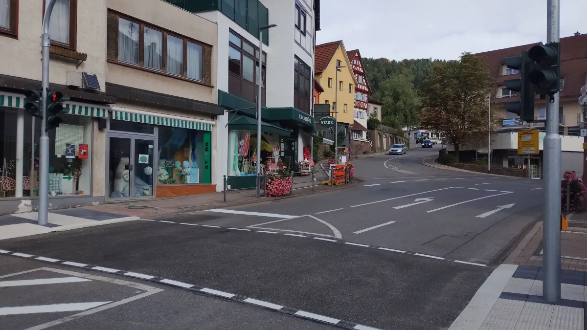 Die Fußgängerampel an der Kreuzung zwischen Wilhelm- und Hugo-Mäulen-Straße in Bad Liebenzell ist jetzt in Betrieb.