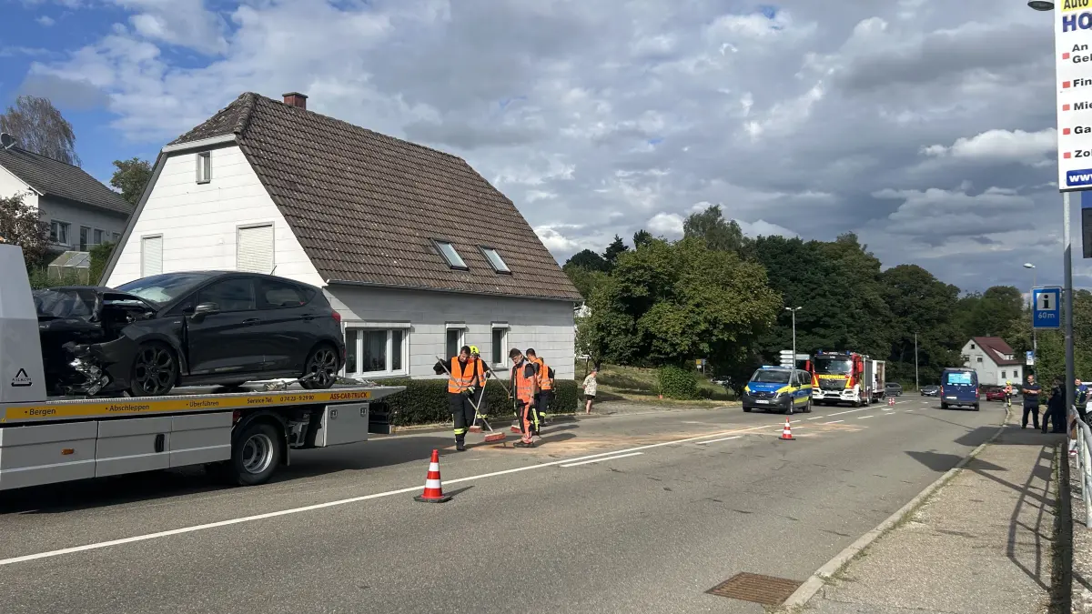 Beide Fahrzeuge mussten nach dem Unfall abgeschleppt werden.