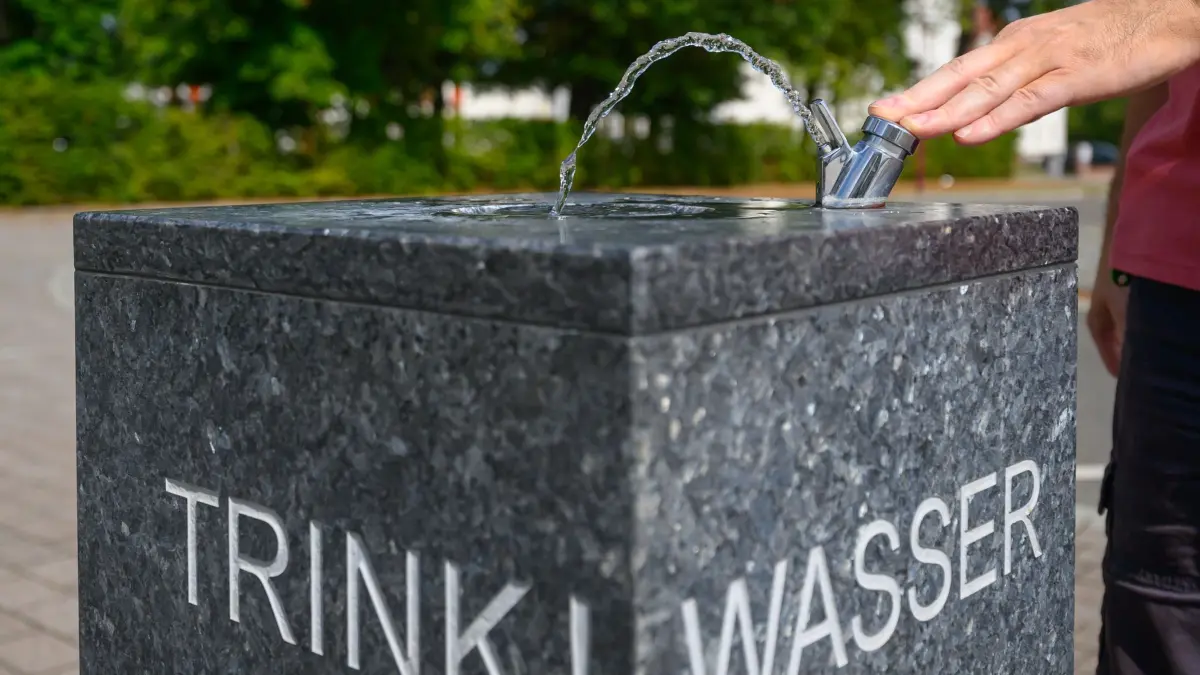 Hitzeschutz: ARCHIV - 17.07.2025, Brandenburg, Großräschen: Ein Mann steht an einem Trinkbrunnen. (zu dpa: «Zwei Drittel wünschen sich von der Politik mehr Hitzeschutz») Foto: Patrick Pleul/dpa +++ dpa-Bildfunk +++