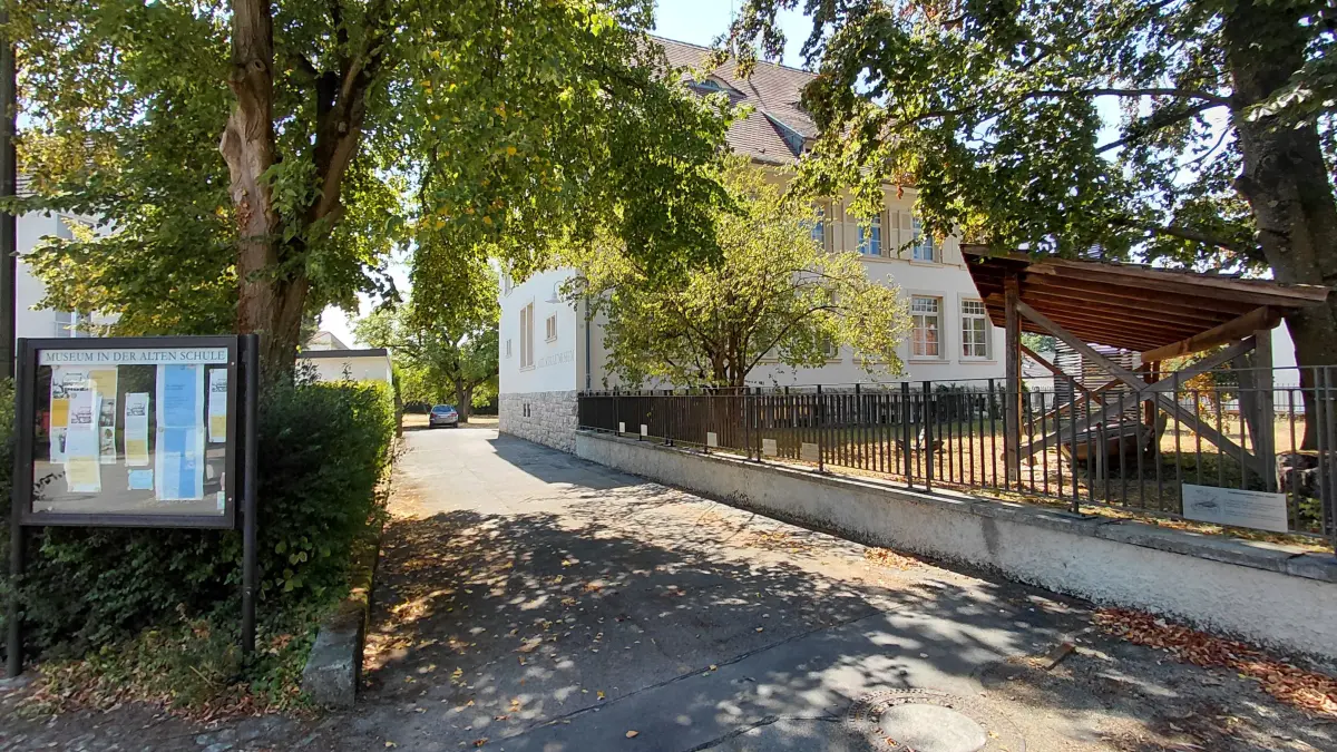 Auch wenn sich das Museum in der Alten Schule im Sommer hinter dem Grün der Bäume versteckt, könnte ihm eine spannende Zukunft bevorstehen. Der Gemeinderat hat dem Weiterbetrieb jedenfalls zugestimmt.
