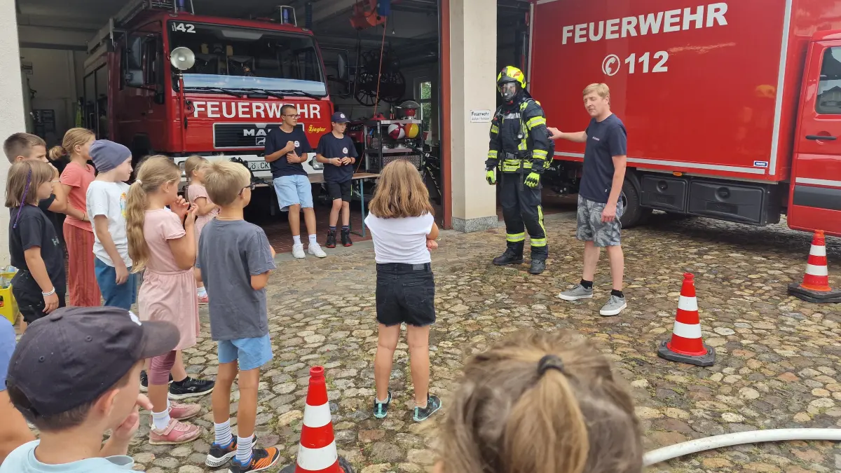 Feuerwehrmann Jannik Lais in voller Montur zum Anfassen