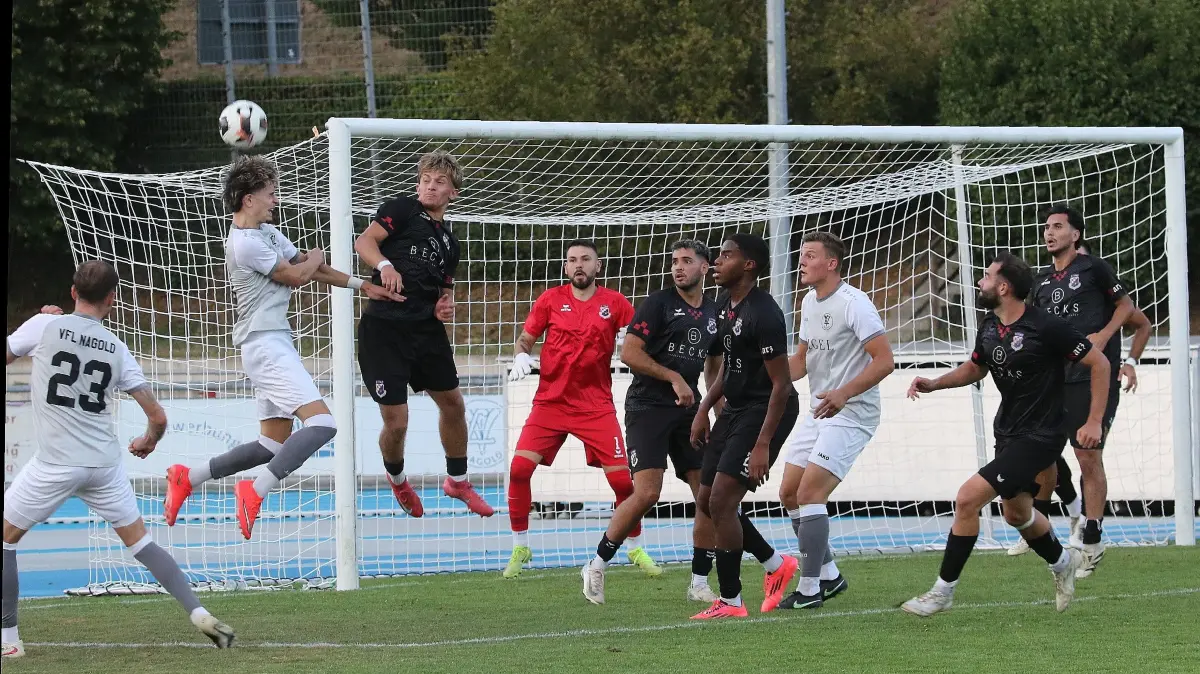 Der VfL Nagold (weiße Trikots) spielte gegen Croatia Reutlingen sehr offensiv.