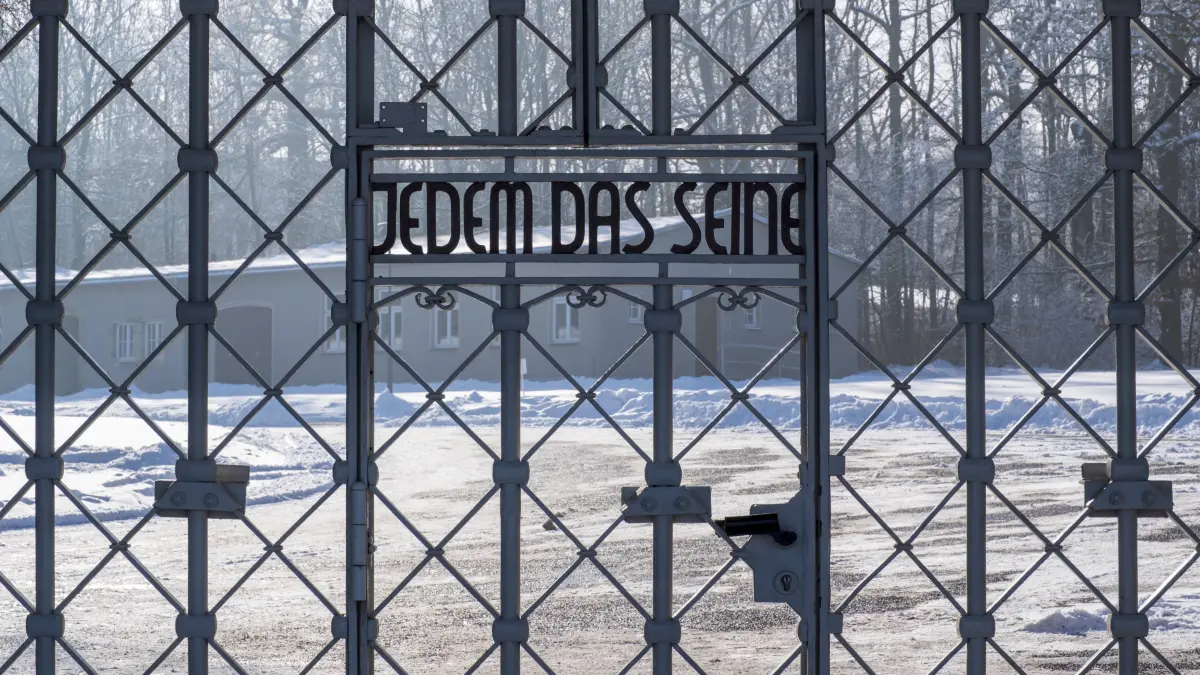 Die Inschrift "Jedem das Seine" am Eingangstor der KZ Gedenkstätte Buchenwald in Thüringen