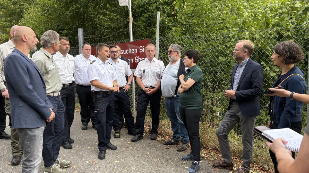 Einsatzleiter Patrick Wöhrle (Mitte) erklärt den Ablauf des Geschehens an Ministerin Marion Gentges (Dritte von rechts).
