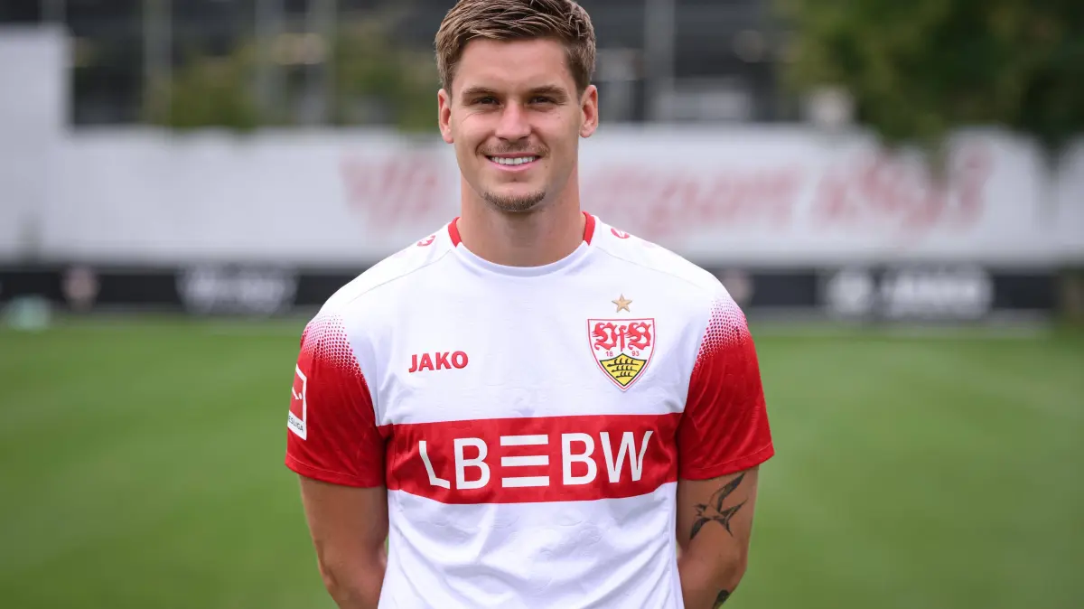 Fussball 1. Bundesliga 2026/2027: Fototermin beim VfB Stuttgart: FUSSBALL 1. BUNDESLIGA SAISON 2026/2027 18.08.2026 Portraettermin beim VfB Stuttgart auf dem Trainingsgelaende: Ramon Hendriks *** SOCCER: BUNDESLIGA 1, 20262027 SEASON, August 18, 2026: Photo shoot at VfB Stuttgarts training facility with Ramon Hendriks