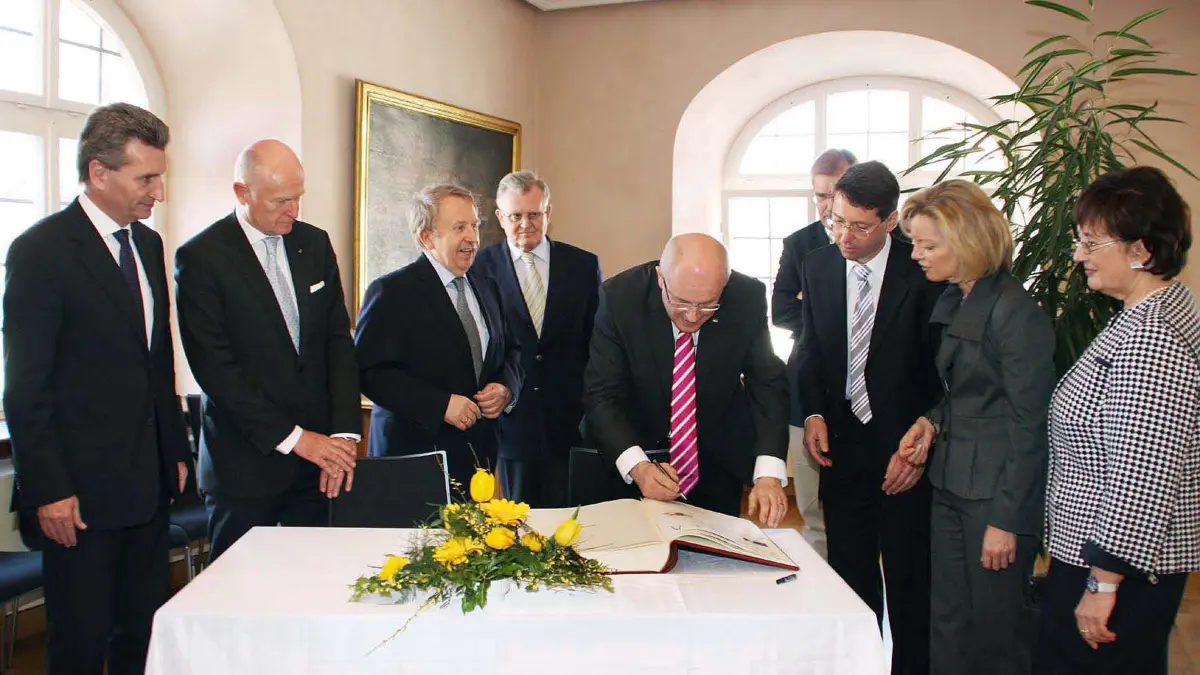 Anlässlich des 60. Geburtstages von Minister Helmut Rau im Jahr 2010 war fast die ganze Landesregierung in Ettenheim. Auch die früheren Ministerpräsidenten Erwin Teufel und Oettinger waren unter den Gratulanten beim Eintrag ins Goldene Buch. Auch dieser besondere Moment wurde von Ulrike Hiller mit der Kamera festgehalten.