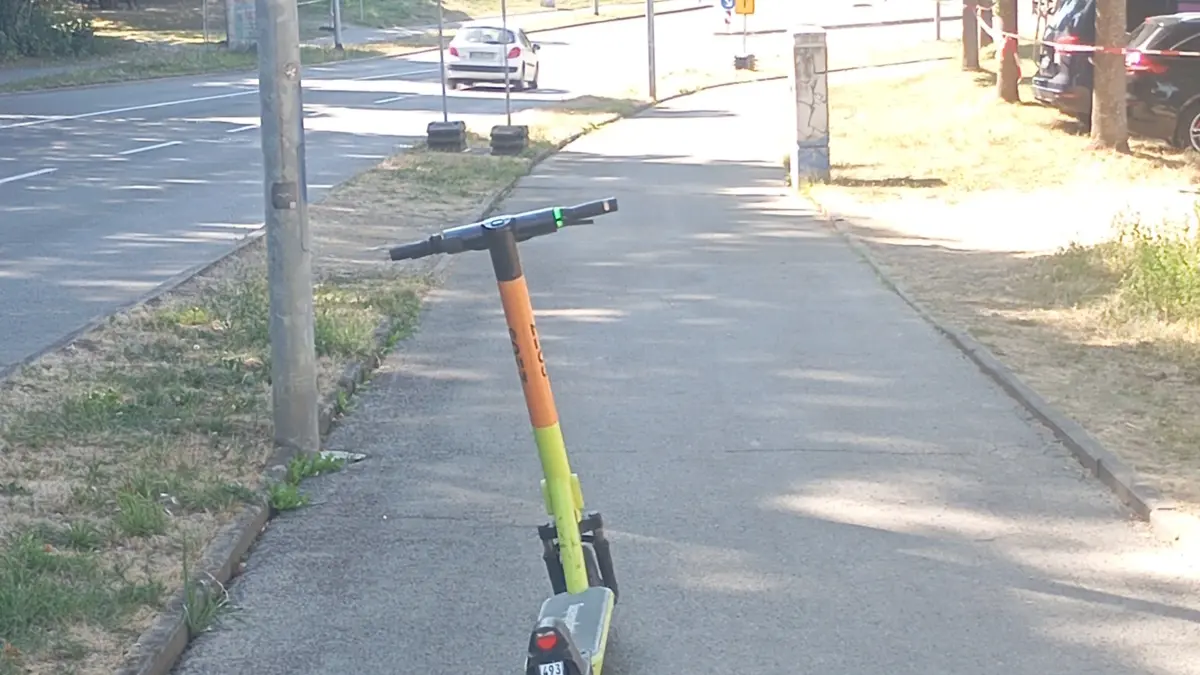 Immer wieder werden E-Scooter in Rottweil mitten auf dem Gehweg abgestellt – für viele ein großes Ärgernis.