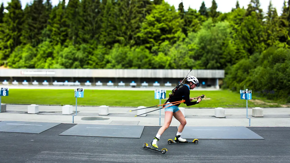 Eine Sportlerin am Schießstand am Notschrei - schon bald misst sich hier die Elite des Deutschen Biathlons.