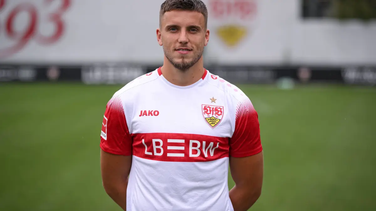 Fussball 1. Bundesliga 2026/2027: Fototermin beim VfB Stuttgart: FUSSBALL 1. BUNDESLIGA SAISON 2026/2027 18.08.2026 Portraettermin beim VfB Stuttgart auf dem Trainingsgelaende: Ermedin Demirovic *** SOCCER: BUNDESLIGA 1, 20262027 SEASON, August 18, 2026: Photo shoot at VfB Stuttgarts training facility with Ermedin Demirovic