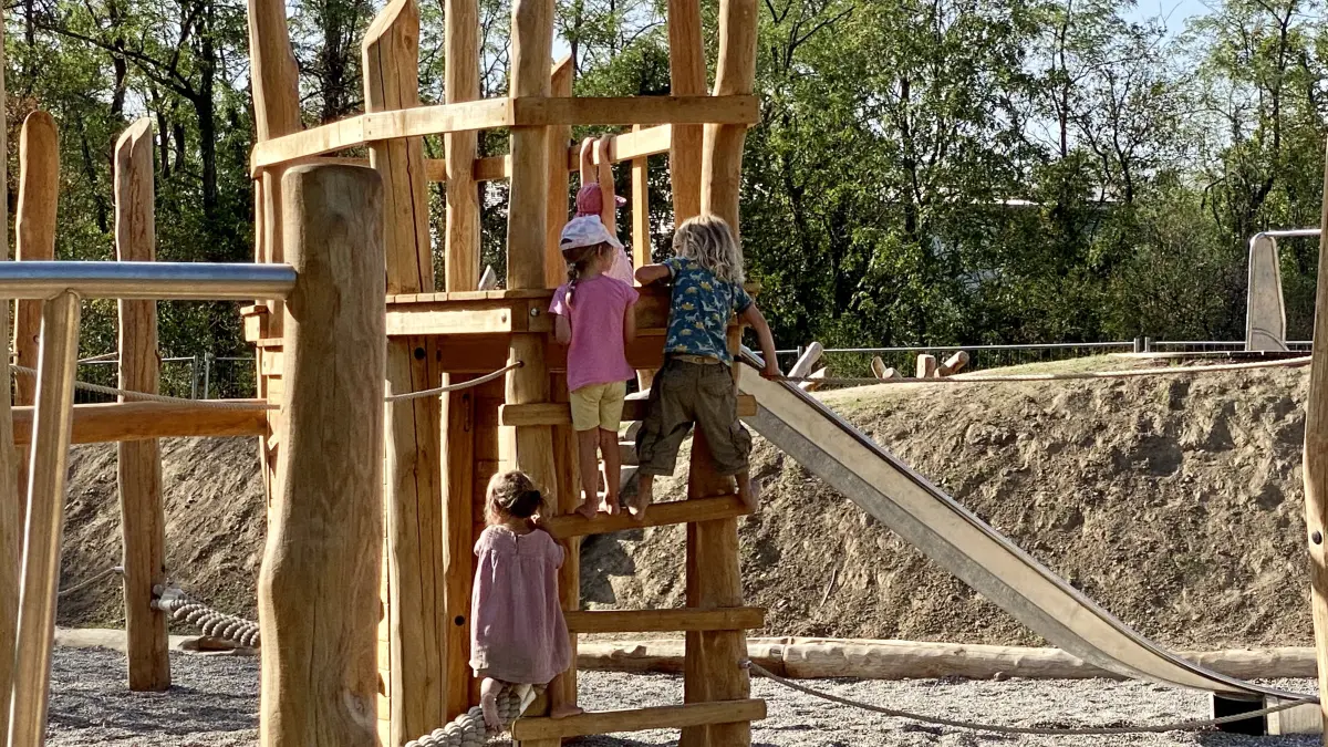 Viele Kindergartenkinder und auch Grundschüler haben einen Riesenspaß auf dem neuen Spielplatz im Bad Bellinger Kurpark. Eltern sind voll des Lobes.