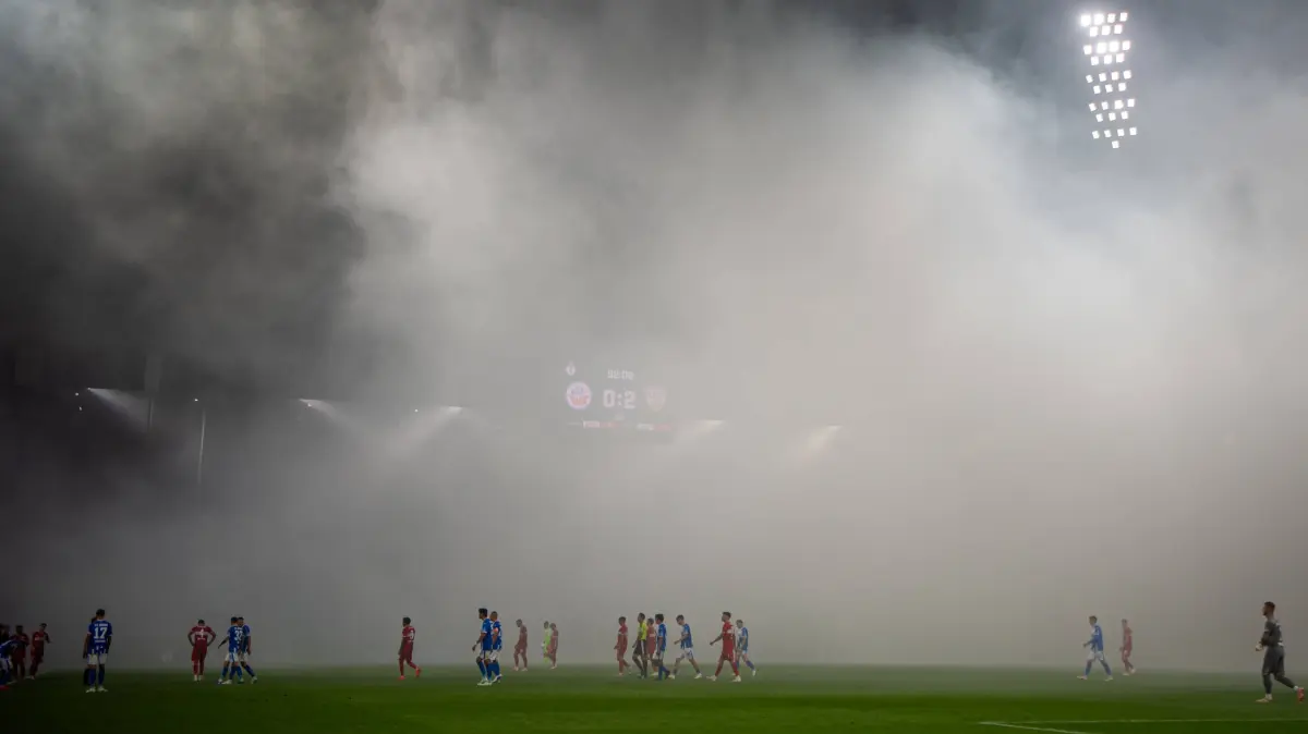 Rostock, Deutschland 21. August 2026: DFB-Pokal - 2026/2027 - 1. Runde - FC Hansa Rostock gegen VfB Stuttgart Im Bild: Spielunterbrechung wegen Pyronebel /// DFB / DFL regulations prohibit any use of photographs as image sequences and/or quasi-video /// *** Rostock, Germany, August 21, 2026 20262027 DFB Cup, First Round: FC Hansa Rostock vs. VfB Stuttgart. Pictured: Game interrupted due to smoke from pyrotechnics. DFB and DFL regulations prohibit the use of photographs as image sequences and/or quasi-video. Copyright: xFotostandx/xVoelkerx