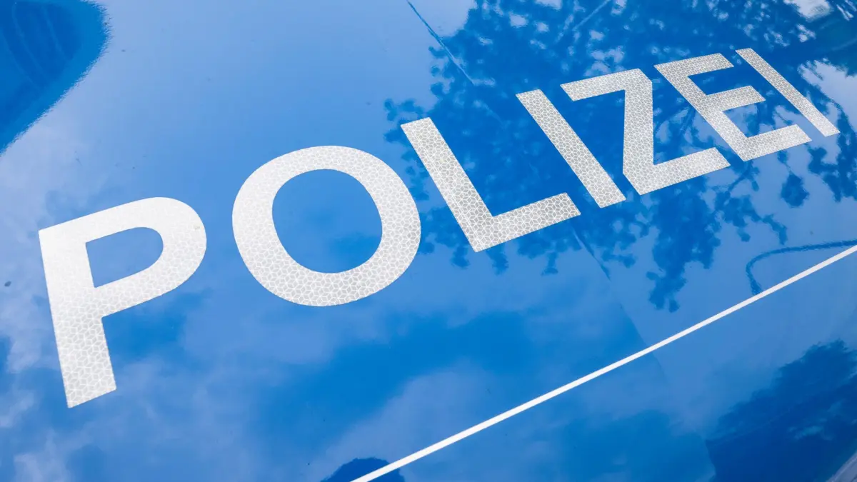 Polizei: ARCHIV - 25.08.2023, Hessen, Offenbach/M.: Der Schriftzug „Polizei“ ist auf einem Streifenwagen zu lesen. (zu dpa: «E-Scooter-Fahrer bei Unfall in Frankfurt schwer verletzt») Foto: Boris Roessler/dpa +++ dpa-Bildfunk +++