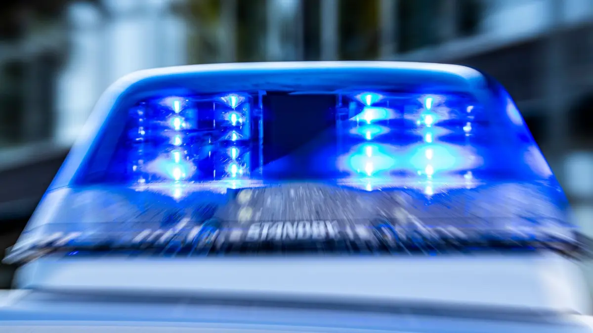 Blaulicht: ILLUSTRATION - 28.09.2021, Nordrhein-Westfalen, Gütersloh: Das Blaulicht an einem Polizeiwagen ist eingeschaltet. (zu dpa: «Bewohner überrascht Einbrecher») Foto: David Inderlied/dpa +++ dpa-Bildfunk +++