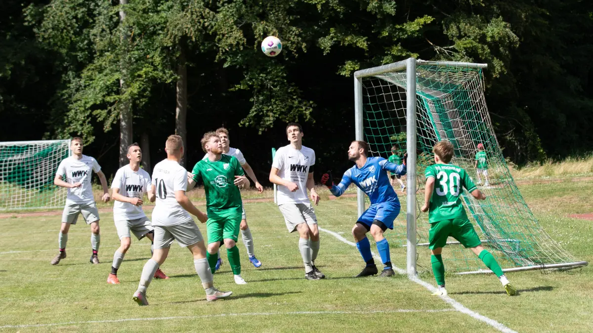 Der VfL Hochdorf (in Grün) lieferte sich in der vergangenen Saison ein Titelrennen mit dem SV Fischingen (in Weiß).