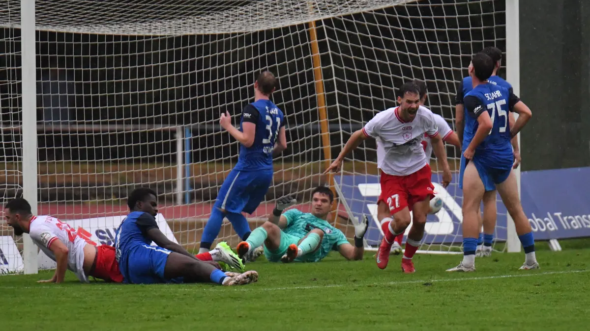 Eine Schlüsselszene: Simon Schultis bejubelt das 2:0 für Denzlingen, die Lahrer Abwehr ist geschlagen.