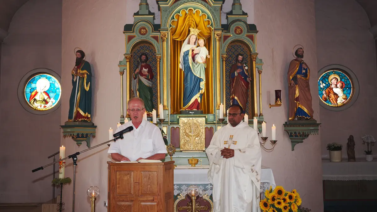 Bürgermeister Peter Schuster (links), und Pfarrer Peter Bala beim Festgottesdienst in der Marienkapelle