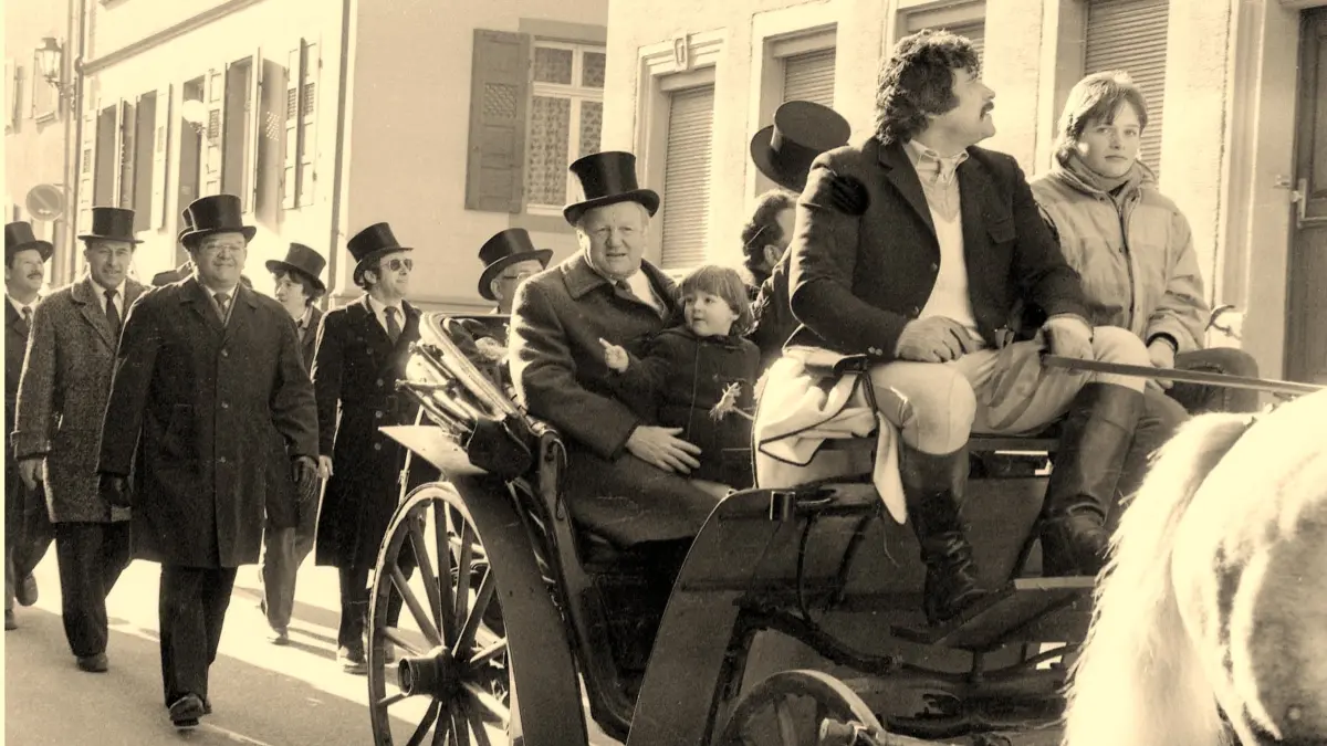 Die Überführung der Zunftlade der Reb- und Ackerbauzunft im Jahre 1985 ist eines der frühen Werke Ulrike Hillers. Auf dem Foto ist Zunftmeister Karl Dees zu sehen.