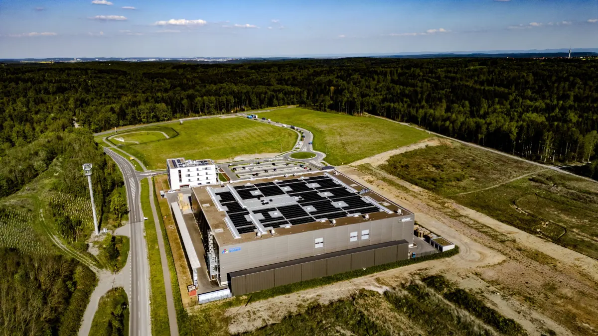 Westlich, östlich und südlich des Industrie- und Gewerbeparks „Lindenrain“ (das Bild zeigt den Blick nach Osten) könnten Windräder entstehen.